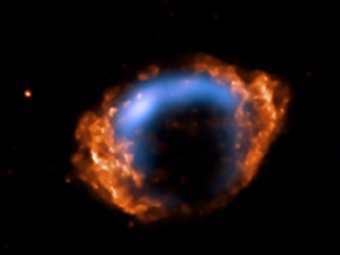 ������� ���������� G1.9+0.3. ���������: ������ � ������������� ���������, ��������� "�������" � 2007 ����, �����: ������ � ��������������, ��������� ����� ������� �������� (VLA) � 1985 ����. 