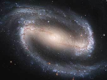 ���������� ��������� NGC 1300. � ������ ������ ����� ��������� (bar). ���� NASA/Hubble, 2005.